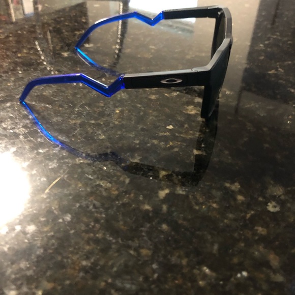 Brand new Oakley sunglasses bought at Nanaimo woodgrove sunglass hut. Paid $304 - Picture 2 of 6